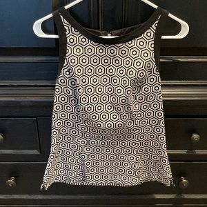 ❤️ladies size 6 White House Black Market sleeveless black and white top